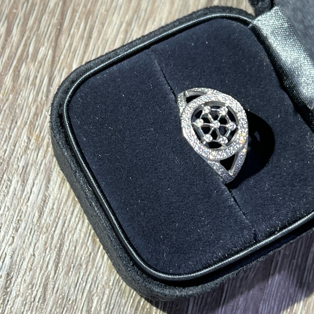 Tiffany & Co. voile platinum and diamond‎ ring - Picture 6 of 15